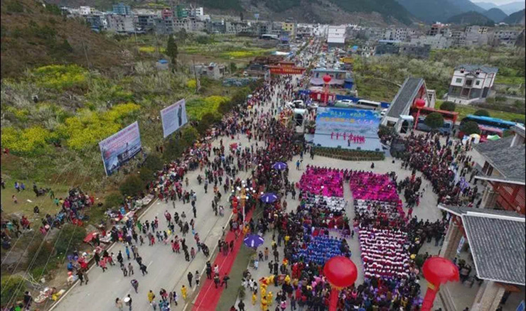 与重庆市酉阳李溪镇,小河镇接壤,与本县的和团结街道,中界镇毗邻,辖33